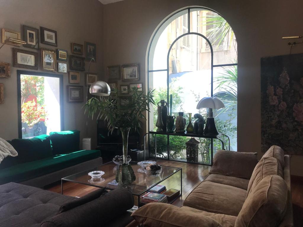 a living room with a couch and a glass table at Les Chambres de l'Abbaye in Marseille