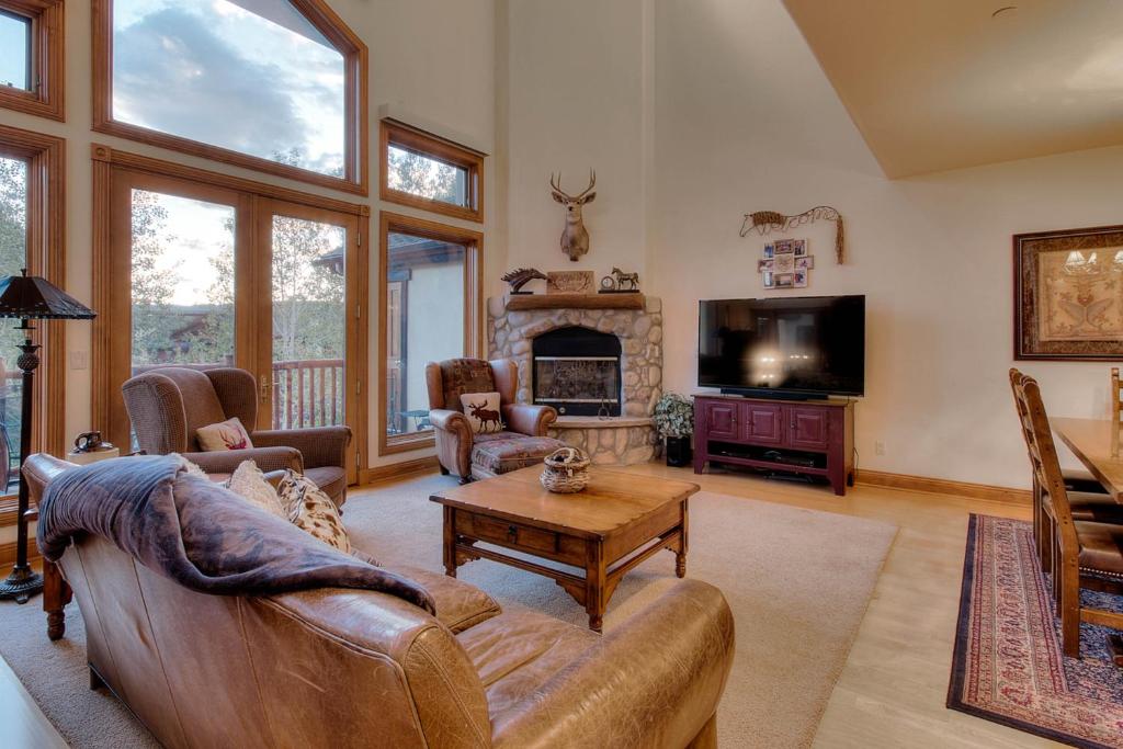 sala de estar con sofá y chimenea en Cross Timbers 2706, en Steamboat Springs