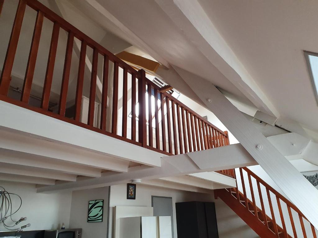 una escalera en una casa con barras de madera en Welcome-to-Burgundy, en Nuits-Saint-Georges