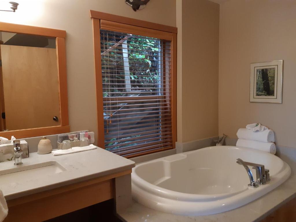 Bagno di Reef Point Oceanfront Bed and Breakfast