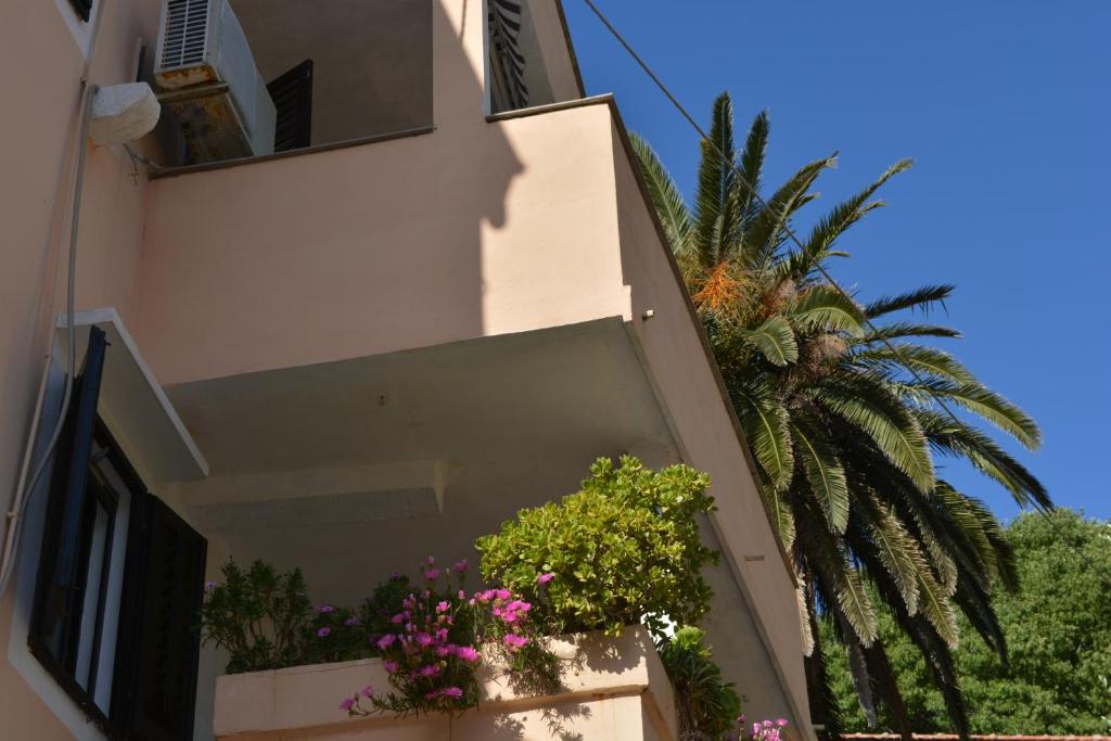 a building with flowers on the side of it at Apartment Bakarić in Veli Lošinj