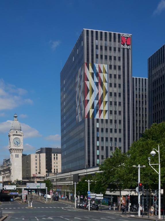 un grand bâtiment avec une fresque murale sur son côté dans l'établissement citizenM Paris Gare de Lyon, à Paris
