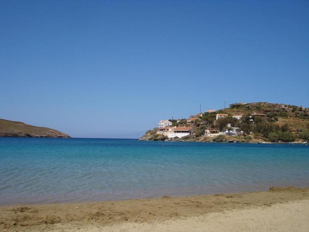 a view of a beach with a house on a hill at Holiday Rooms in Otziás