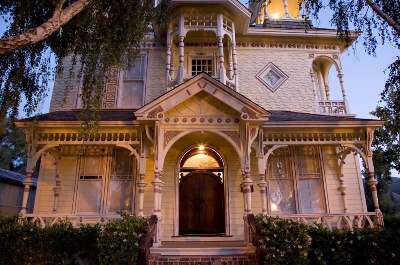 una casa grande con una puerta grande delante en Victorian Mansion At Los Alamos en Los Álamos