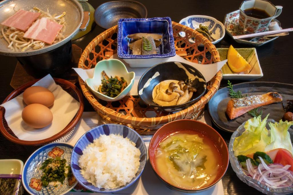 旅館の敷地内または近くでの食事または食べ物