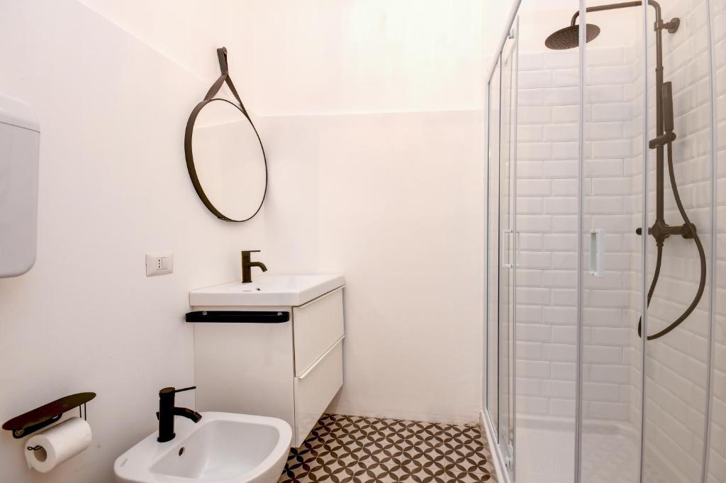 łazienka z toaletą, umywalką i prysznicem w obiekcie BELLAVISTA - Garda Leisure w mieście Salò