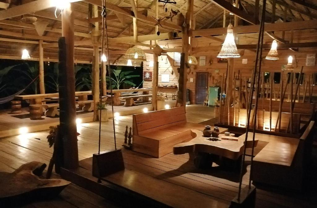 ein großes Zimmer mit einem Sofa und einem Tisch darin in der Unterkunft Tad Lo - FANDEE ISLAND - Bolaven Loop Pakse in Ban Kiangtat