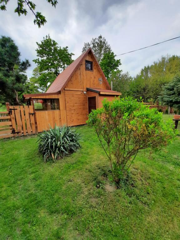 stodoła z ogrodzeniem i trawnikiem w obiekcie Domek Pod Lasem w Polanicy Zdroju