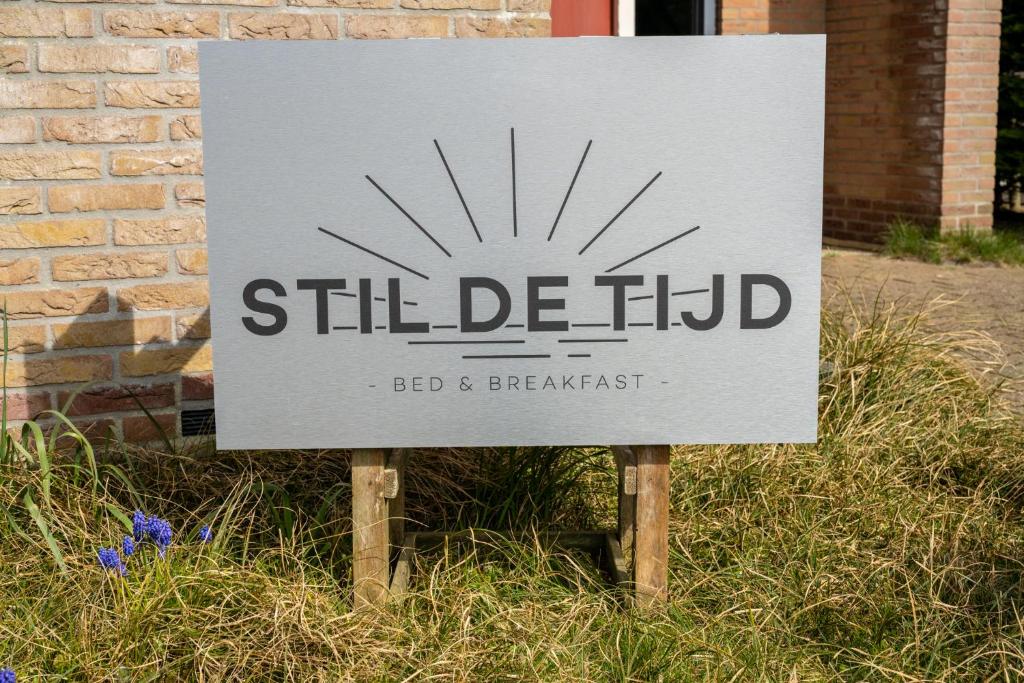a sign for a shild bed and breakfast at B&B Stil de Tijd in Buren