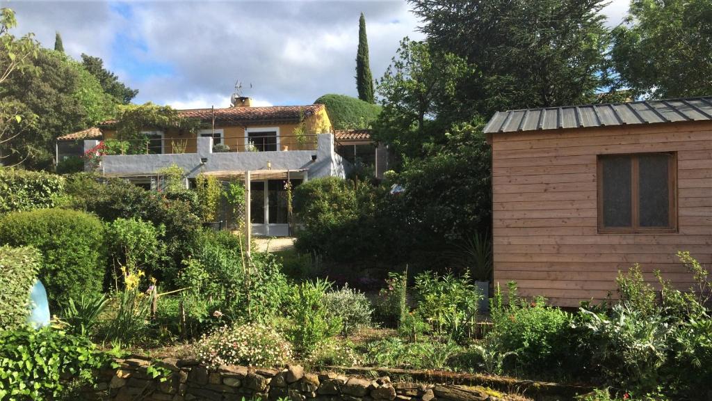 ein Haus inmitten eines Gartens in der Unterkunft Les deux chemins in Mons