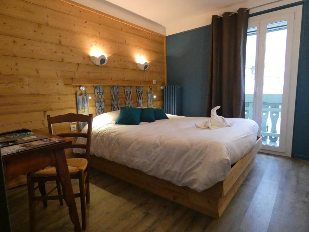 Postel nebo postele na pokoji v ubytování Hôtel Du Midi