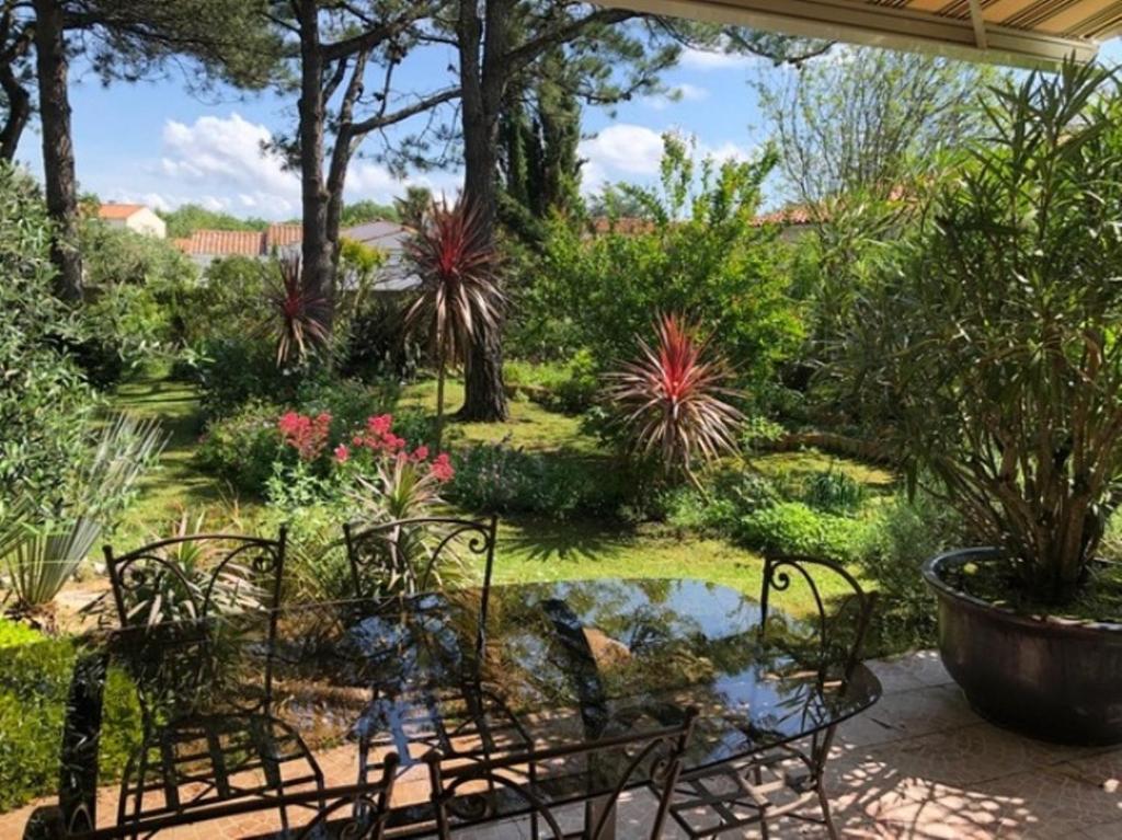Zahrada ubytování L'enclos Des Lys, Villa Raffinée Proche de la Mer, Linge Inclus