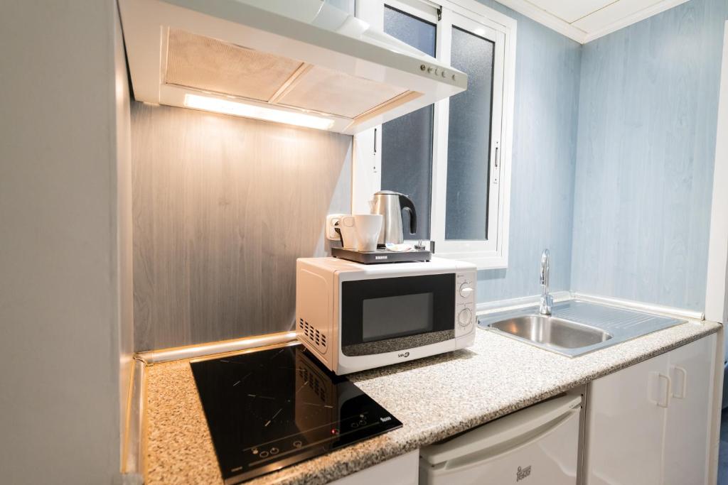 Kuchyňa alebo kuchynka v ubytovaní Aparthotel Atenea Calabria