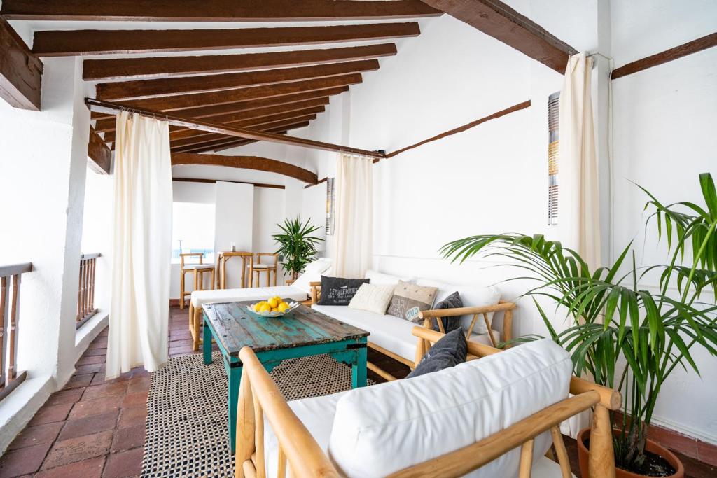 una sala de estar con un sofá y una mesa en Limonero bnb, en Gualchos
