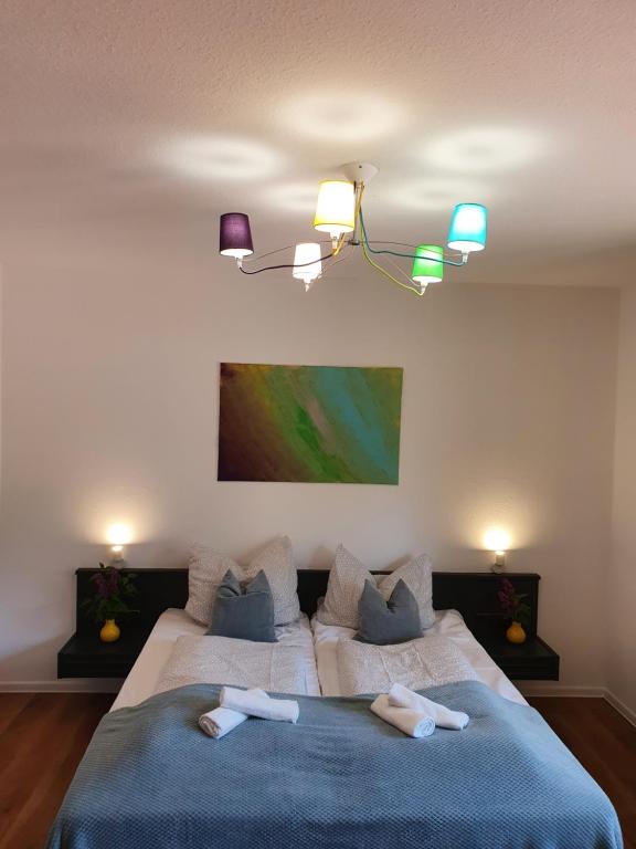 Postel nebo postele na pokoji v ubytování Garni Hotel Biebertal am Milseburgradweg