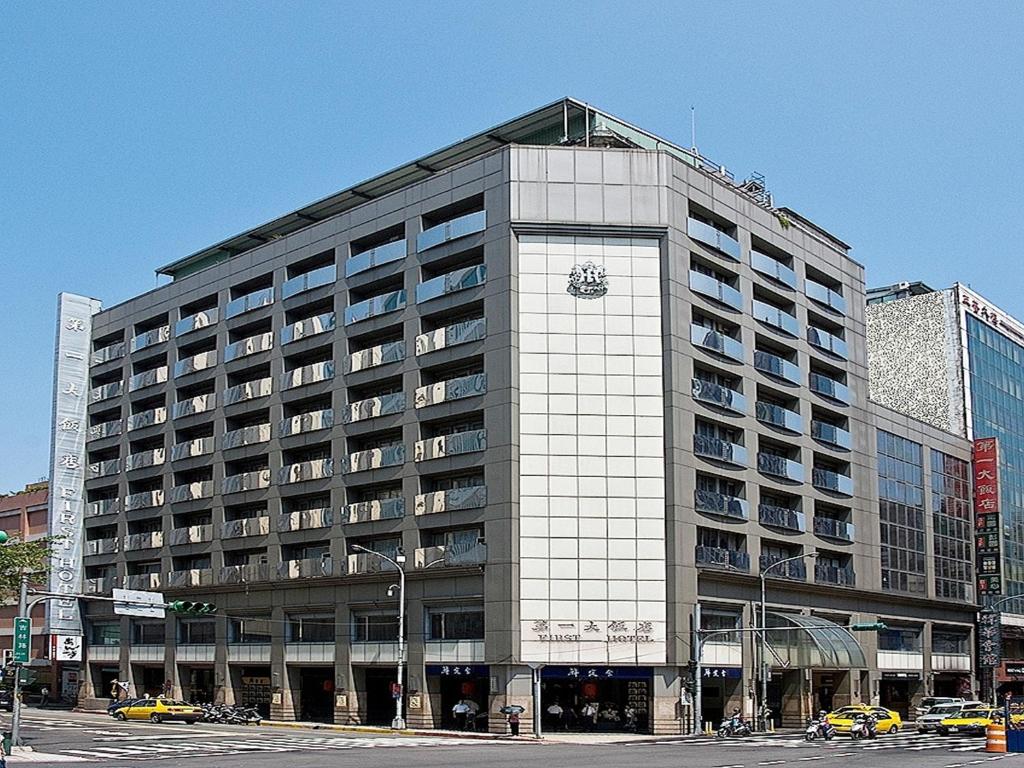 台北的住宿－第一大飯店，一座大型建筑的侧面有时钟