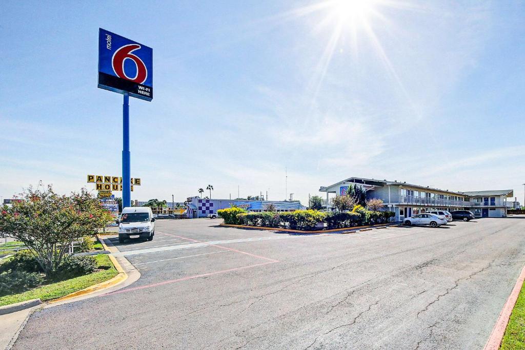 un estacionamiento con un cartel frente a un edificio en Motel 6-Laredo, TX - South, en Laredo