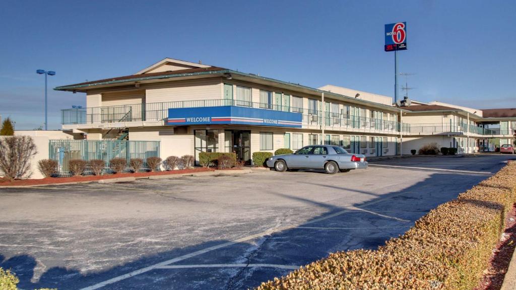 a building with a car parked in front of it at Motel 6-Owensboro, KY in Owensboro