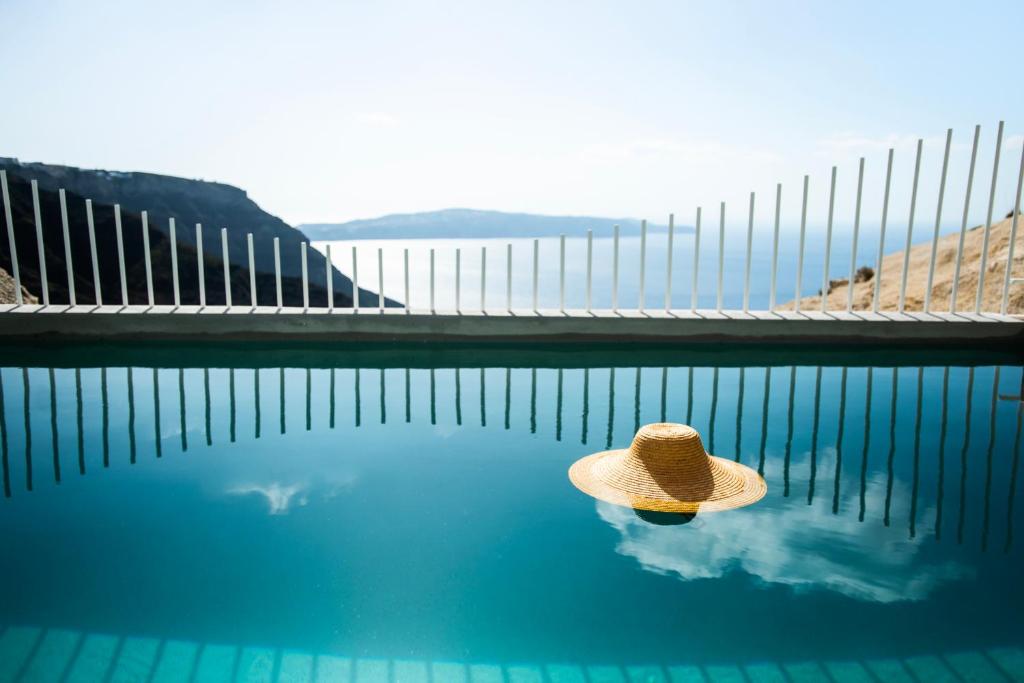 Bazén v ubytování Lilium Hotel Santorini nebo v jeho okolí