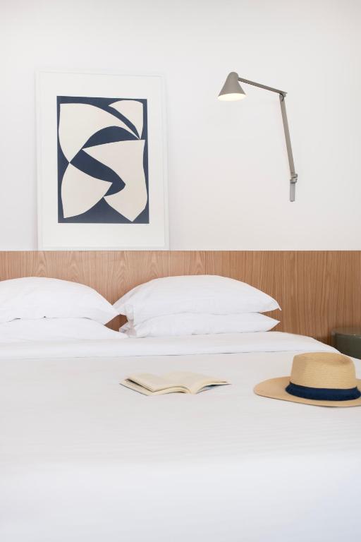 Postel nebo postele na pokoji v ubytování Lilium Hotel Santorini