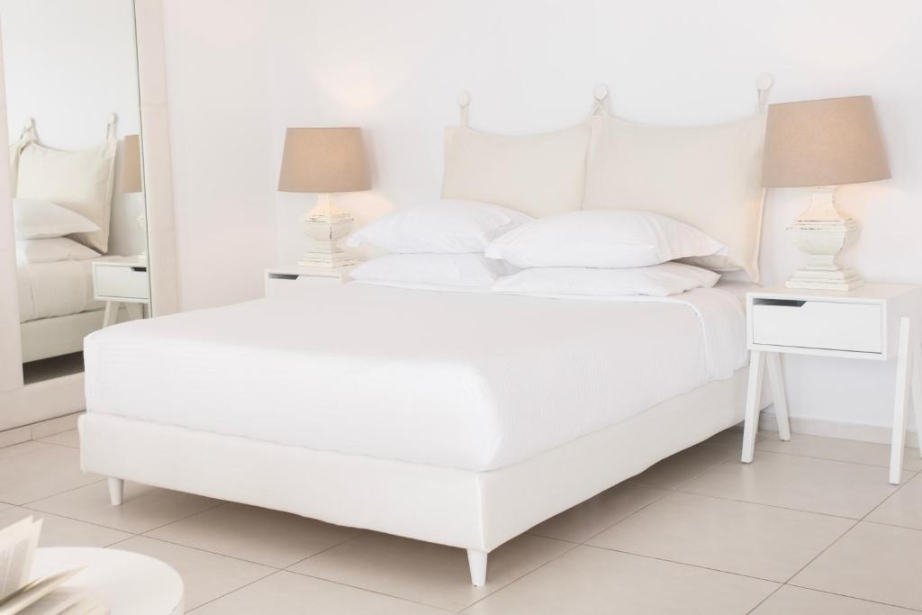Postel nebo postele na pokoji v ubytování Lilium Hotel Santorini