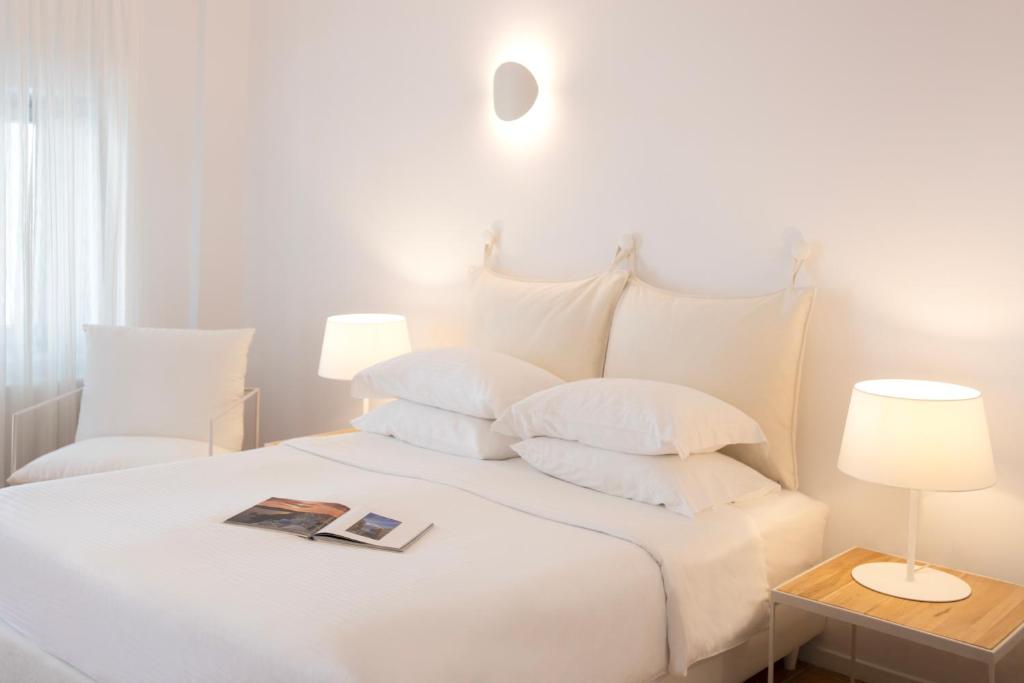 Postel nebo postele na pokoji v ubytování Lilium Hotel Santorini