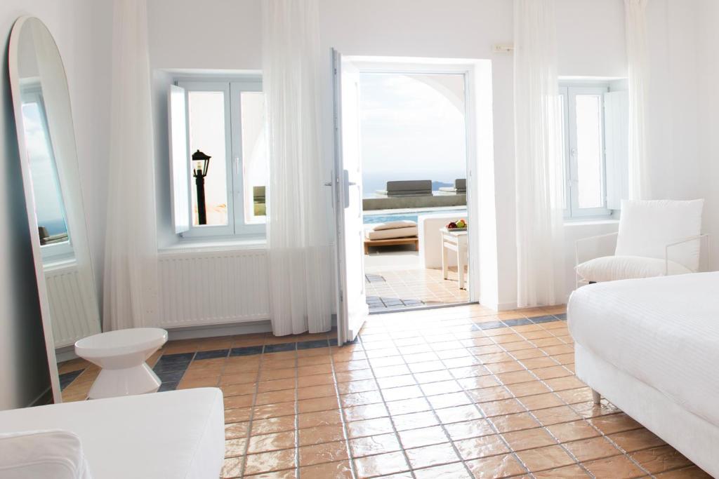 Postel nebo postele na pokoji v ubytování Lilium Hotel Santorini