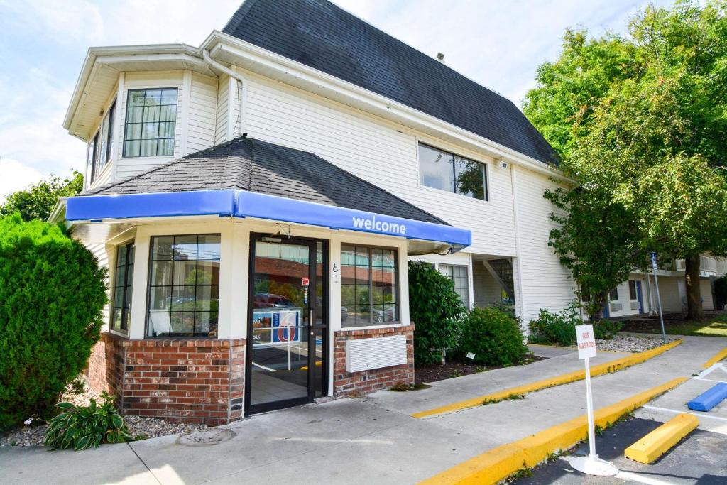 un edificio con una tienda con toldo azul en Motel 6-Wethersfield, CT - Hartford en Wethersfield