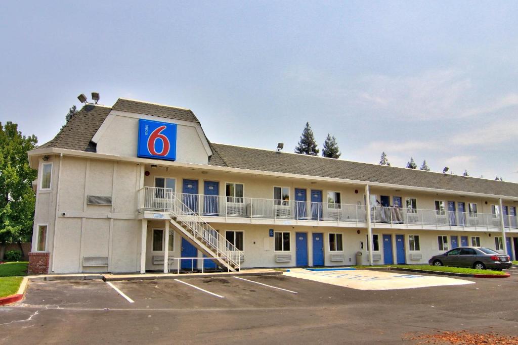 un hotel con un estacionamiento delante de él en Motel 6-Sacramento, CA - South Sacramento and Elk Grove, en Sacramento