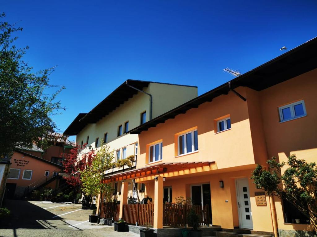 فندق غولدينا كرونا في ميستل باخ: مبنى امامه سياج