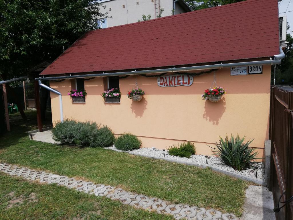 un bâtiment avec des boîtes de fleurs et un toit rouge dans l'établissement Danieli Holiday Home, à Štúrovo