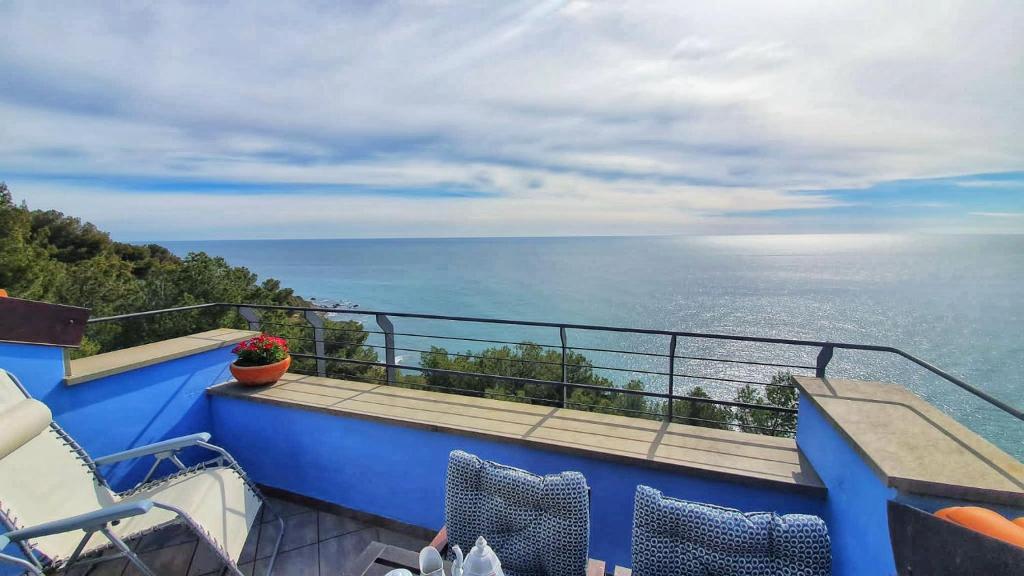 een balkon met stoelen en uitzicht op de oceaan bij Ca dell'acciuga in Cervo