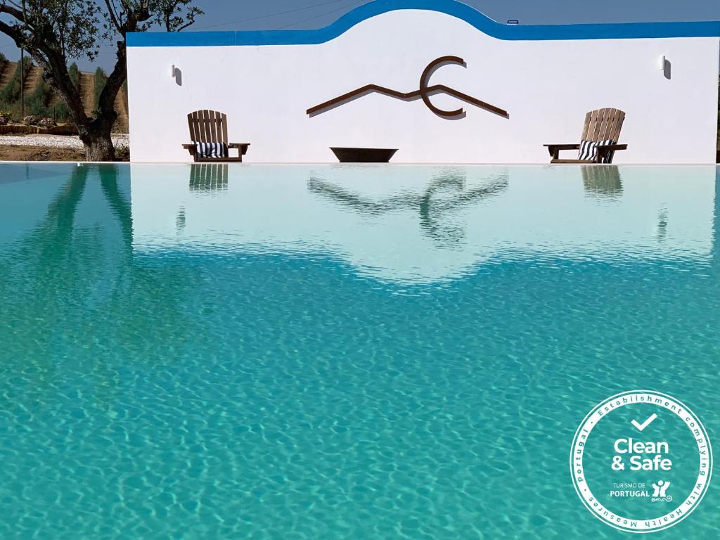 two chairs sitting on top of a pool of water at Monte Capitão Country house in Salvada