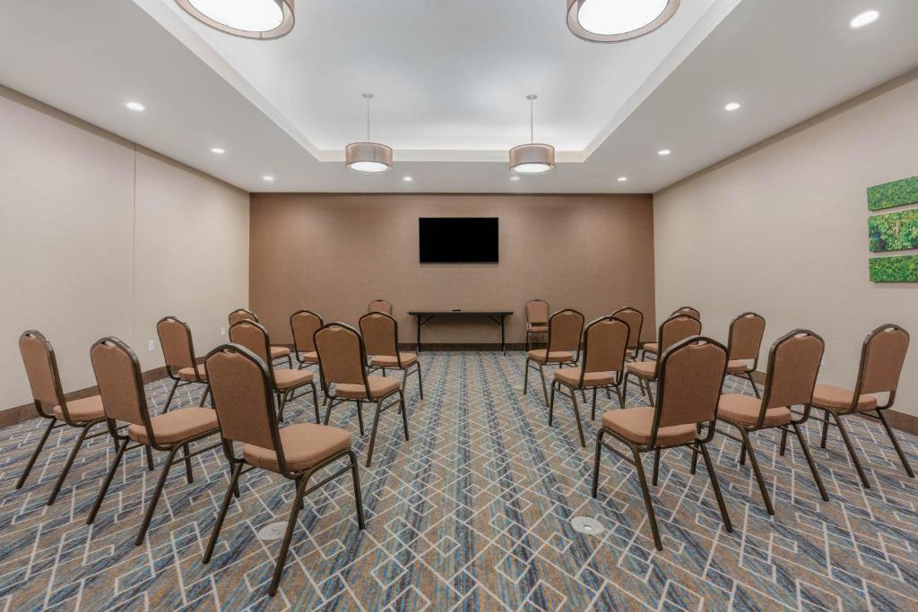 La Quinta Inn and Suites by Wyndham Houston Spring South photo
