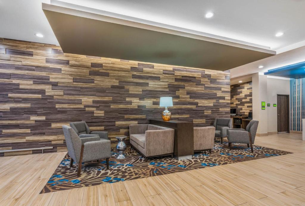 La Quinta Inn and Suites by Wyndham Houston Spring South photo