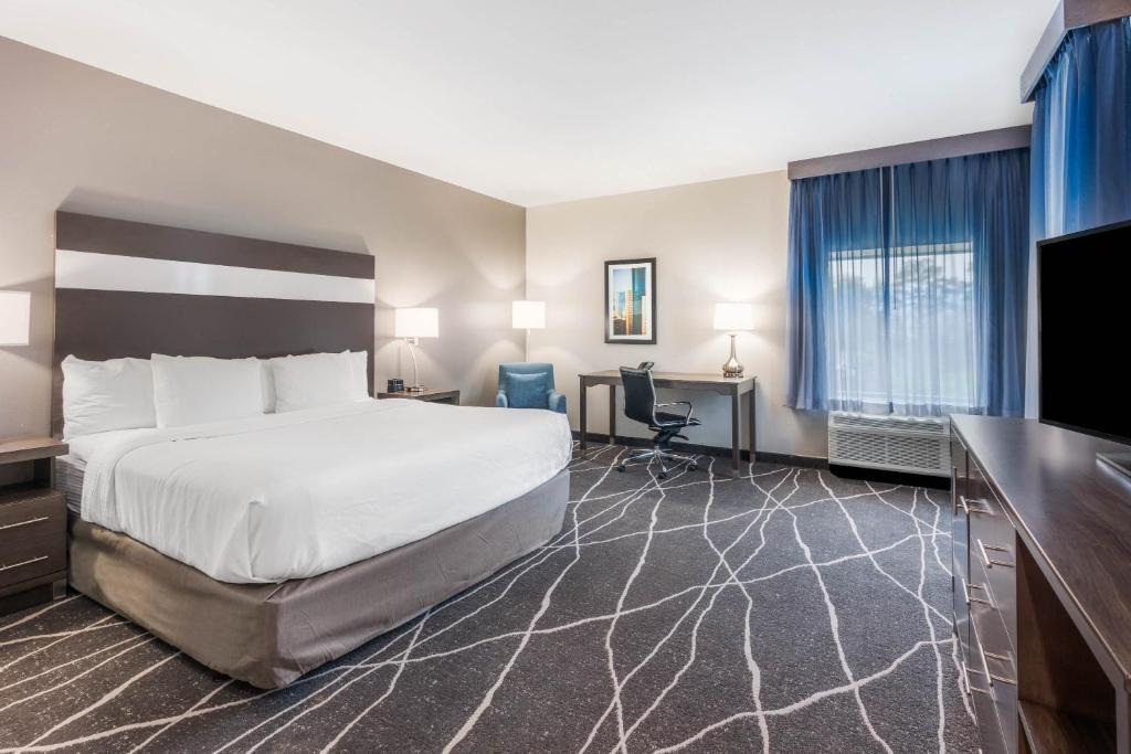 La Quinta Inn and Suites by Wyndham Houston Spring South photo