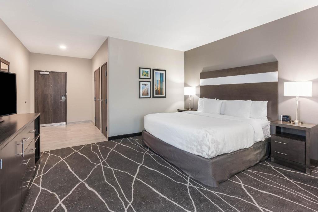 La Quinta Inn and Suites by Wyndham Houston Spring South photo