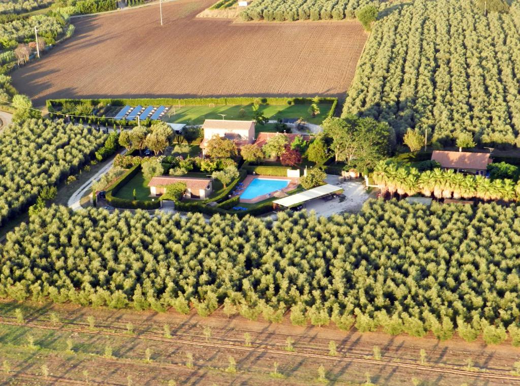 Bazén v ubytovaní Podere Campi al Mare alebo v jeho blízkosti