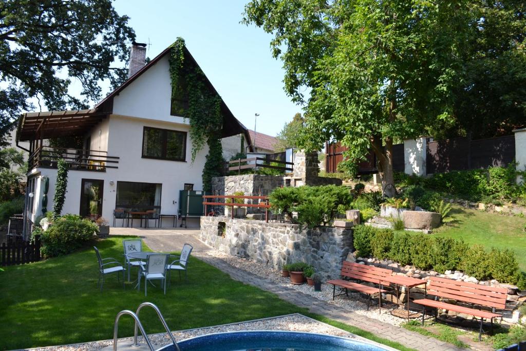 a house with a swimming pool in front of a yard at U Dubu in Tábor