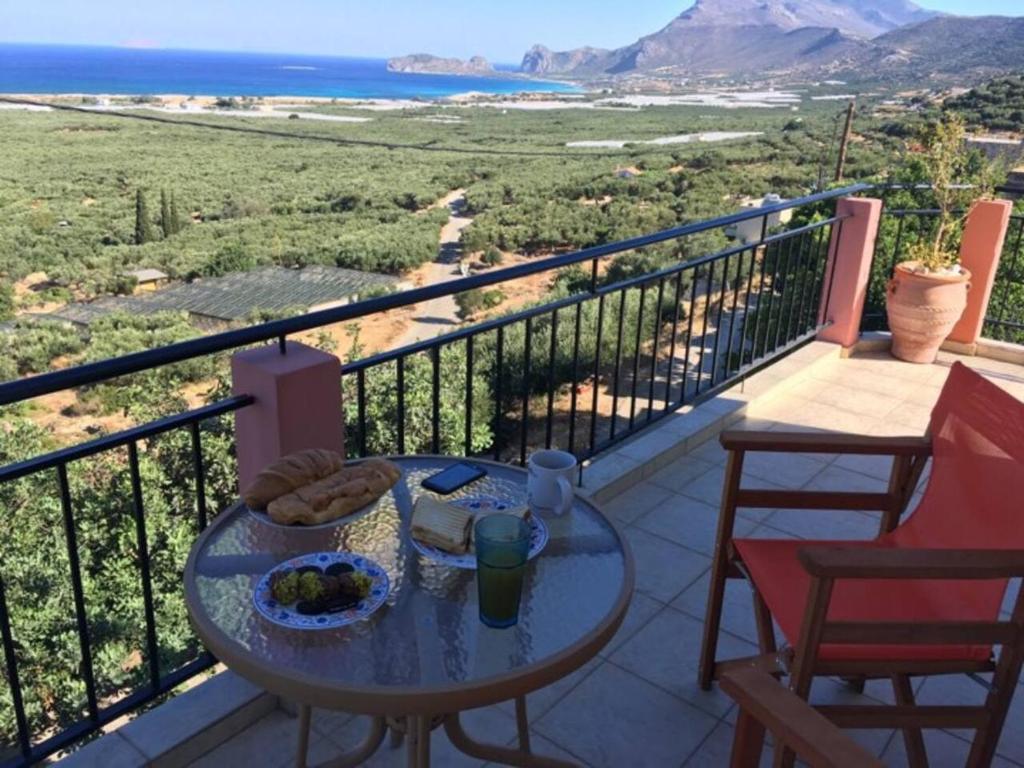 una mesa en un balcón con vistas al océano en Riza Falasarna Apartments 50m2, en Falasarna