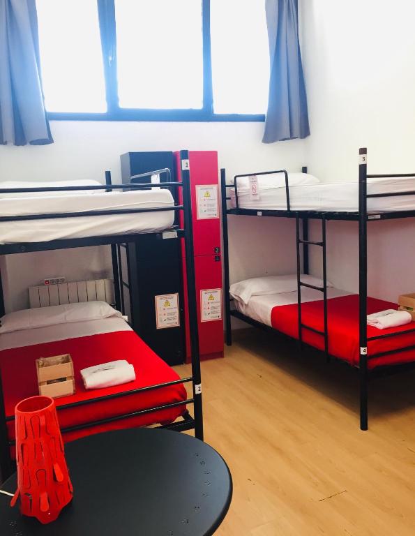 Postel nebo postele na pokoji v ubytování Bilbao Akelarre Hostel