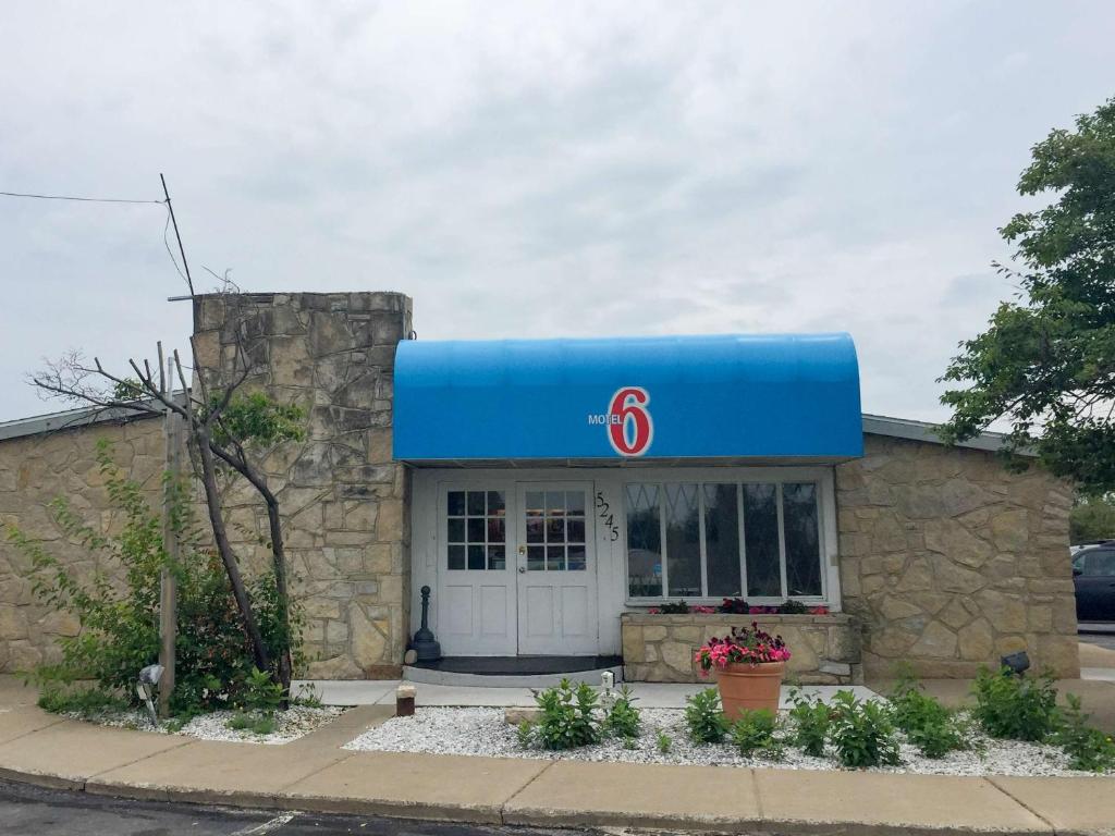 una gasolinera con un cartel azul en Motel 6-Hamburg, NY en Hamburg