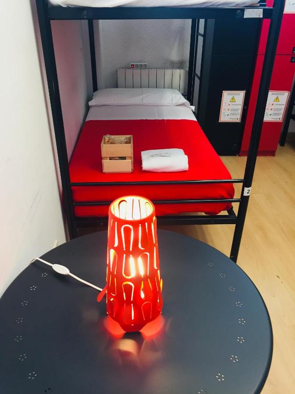 Postel nebo postele na pokoji v ubytování Bilbao Akelarre Hostel