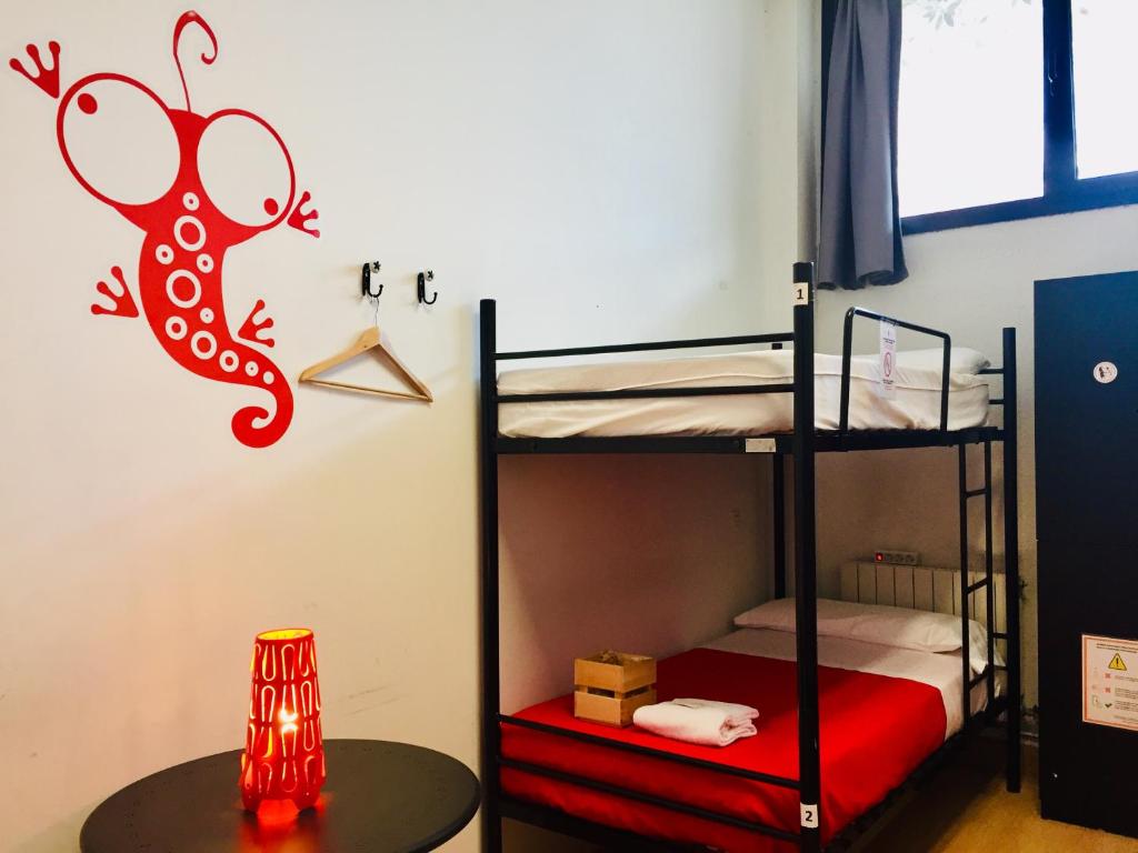 Postel nebo postele na pokoji v ubytování Bilbao Akelarre Hostel