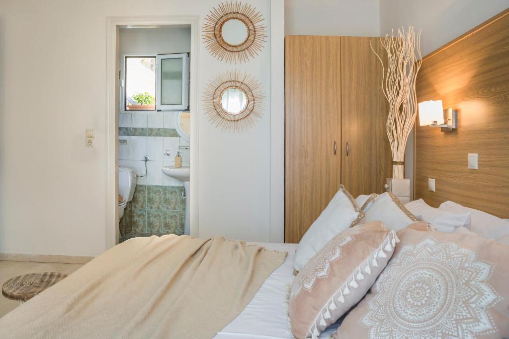 A bed or beds in a room at Captain's House Hotel