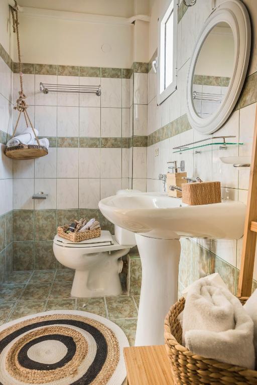 A bathroom at Captain's House Hotel