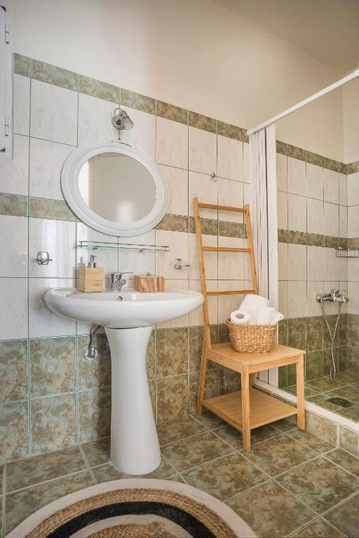 A bathroom at Captain's House Hotel