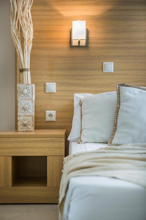 A bed or beds in a room at Captain's House Hotel