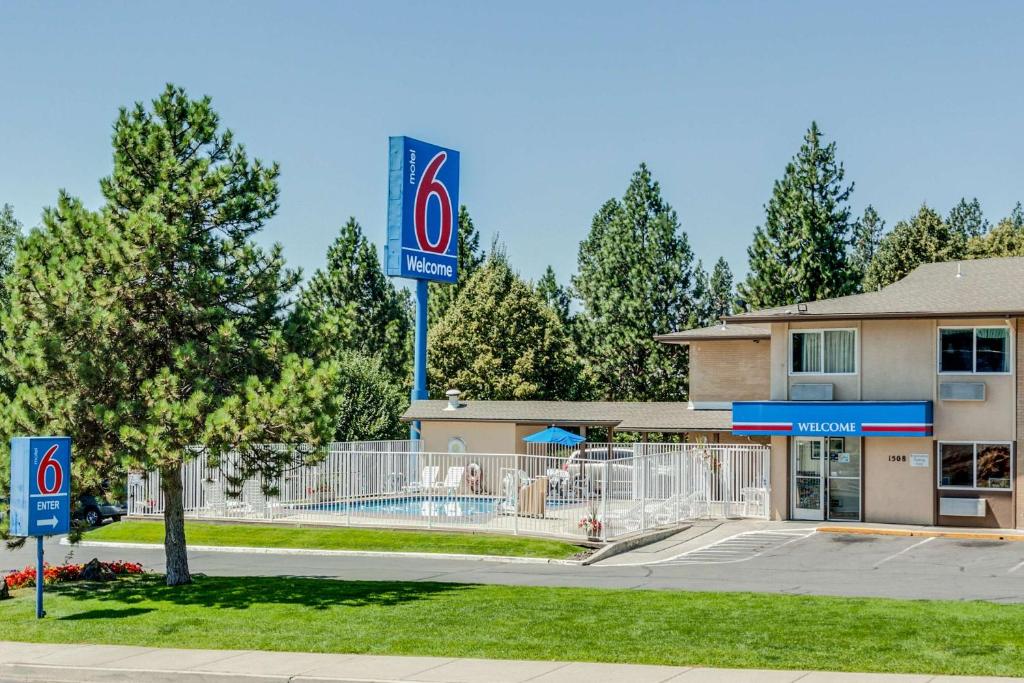 una señal de no estacionamiento frente a un edificio en Motel 6-Spokane, WA - West, en Spokane