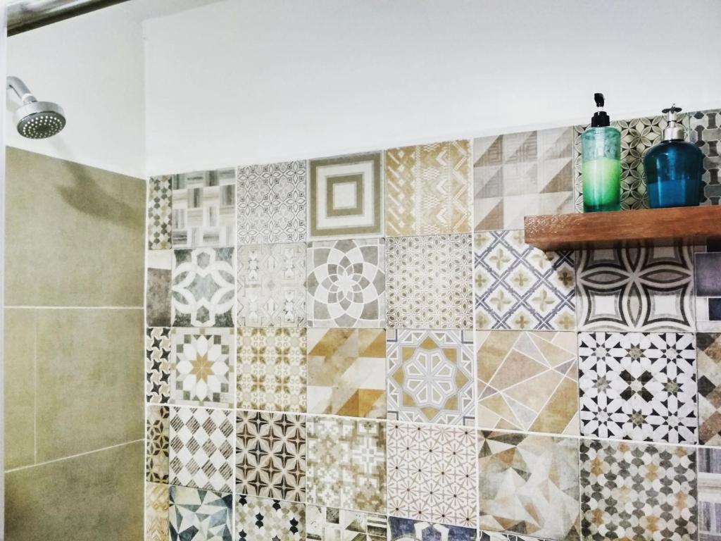 een badkamer met tegels op de muur bij Hotel La Caracola in Salento